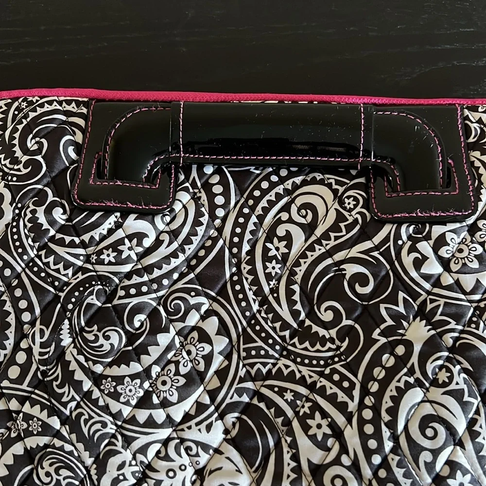 New Studio C Fresh as a Paisley Laptop/Ipad Sleeve Black/White paisley + pin…